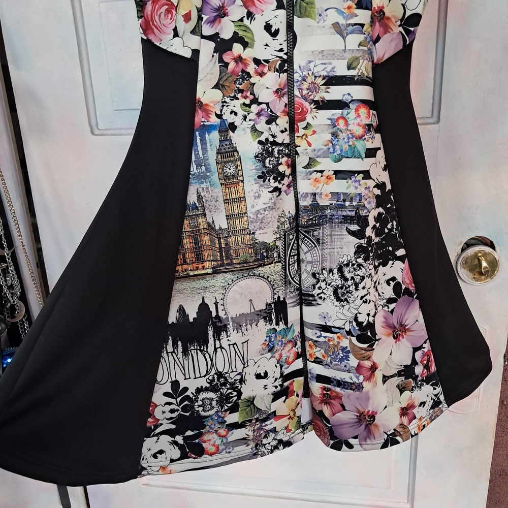 Elegant Cityscape and Floral Print Midi Dress - Picture 4 of 8